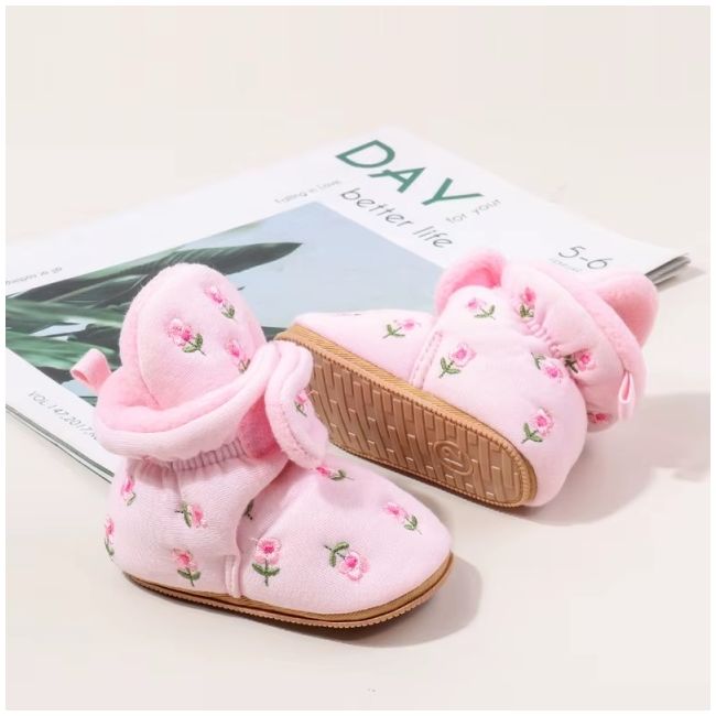 Cizmulite pentru bebelusi, roz, cu broderie florala si interior captusit moale mbbmb4197-1-ci3
