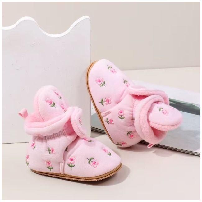 Cizmulite pentru bebelusi, roz, cu broderie florala si interior captusit moale mbbmb4197-1-ci3