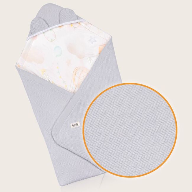 Paturica de infasat, Lionelo, Pentru scoica auto, carucior si landou, Cu multiple utilizari, Cu inchidere arici velcro, Dimensiune 90x90 cm, Din bumbac, TOG 2.5, 12-18 luni, Albastru BYNLO-TRAVEL_SWADDLE_BLANKET_GREY_BALLOON