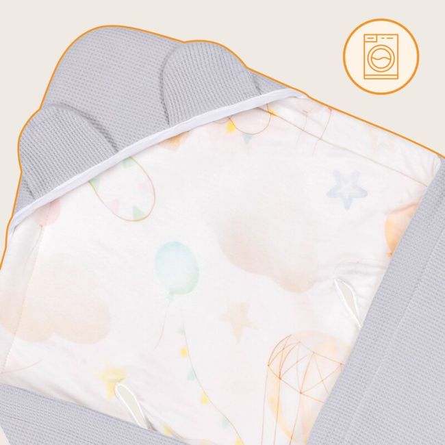 Paturica de infasat, Lionelo, Pentru scoica auto, carucior si landou, Cu multiple utilizari, Cu inchidere arici velcro, Dimensiune 90x90 cm, Din bumbac, TOG 2.5, 12-18 luni, Albastru BYNLO-TRAVEL_SWADDLE_BLANKET_GREY_BALLOON