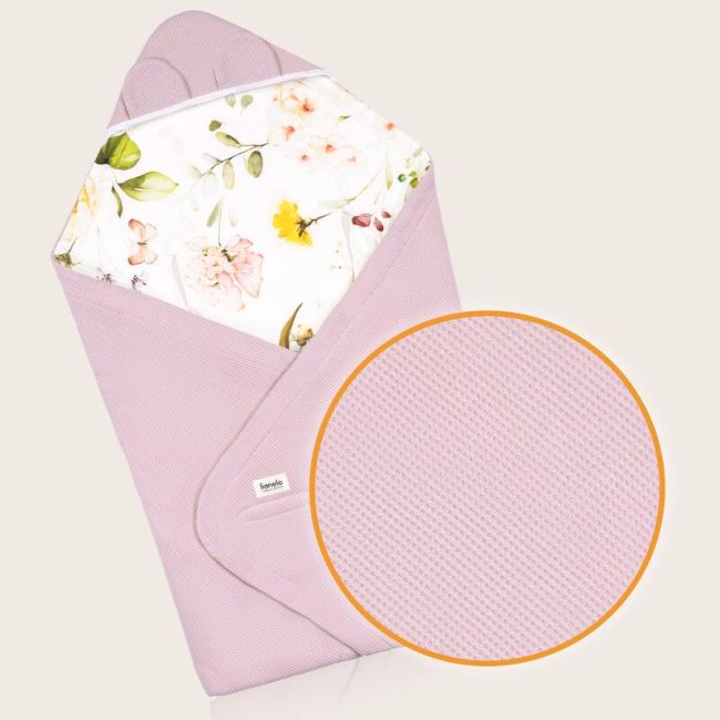 Paturica de infasat, Lionelo, Pentru scoica auto, carucior si landou, Cu multiple utilizari, Cu inchidere arici velcro, Dimensiune 90x90 cm, Din bumbac, TOG 2.5, 12-18 luni, Roz BYNLO-TRAVEL_SWADDLE_BLANKET_PINK_FLOWER