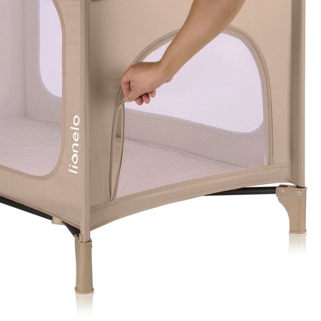 Patut pliant, Lionelo, Jasmin Easy Fold, Pana la 15 kg, Usor de pliat, Cu doua nivele, Cu saltea ergonomica T25, Cu intrare laterala cu fermoar, 2 roti cu frana, 120 x 60 cm, Conform cu EN 716, 0-36 luni, Bej BYNLO-JASMIN_EASY_FOLD_BEIGE_SAND