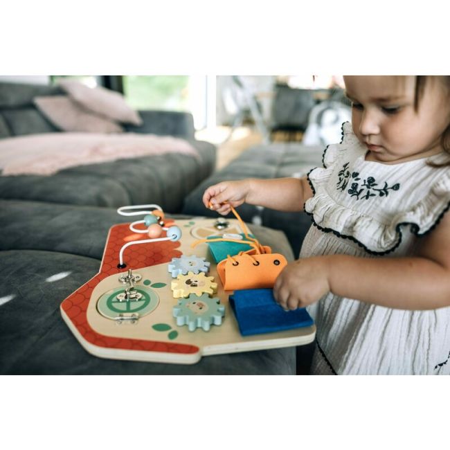 Tablita cu activitati, Free2Play, Din lemn, Cu elemente interactive, Dezvolta coordonarea mana-ochi, 40x30x6,5 cm, 18 luni+, Multicolor BYN85116
