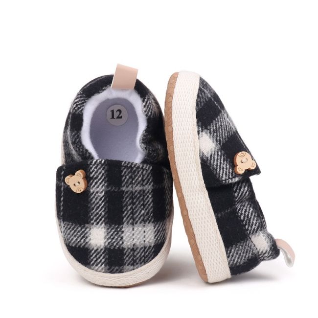 Pantofiori bebelusi carouri alb-negru, cu detaliu ursulet chbbw4208-2-va7