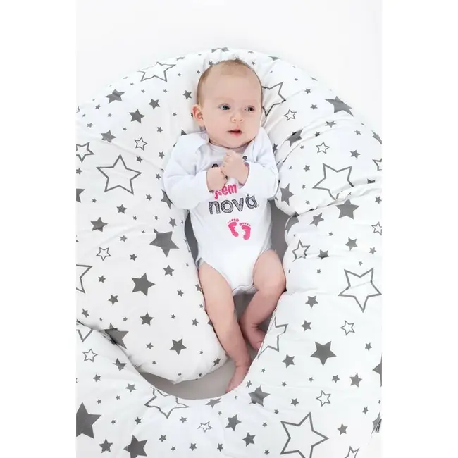Perna alaptare, New Baby, Cu husa detasabila, In forma de C, Bumbac, Diametru 16 cm, Lungime in jurul circumferintei 285 cm, Stars White/Grey BYN35211