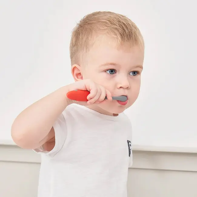 Periuta de dinti cu peri moi si rotunjiti, 2 Ani+, Mombella &ndash; Junior KRTM01404