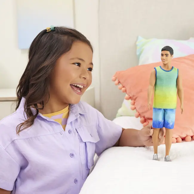 BARBIE PAPUSA BAIAT FASHIONISTAS BRUNET CU MAIOU OMBRE SI PANTALONI SCURTI DE BLUGI VIVMTDWK44_HYV00