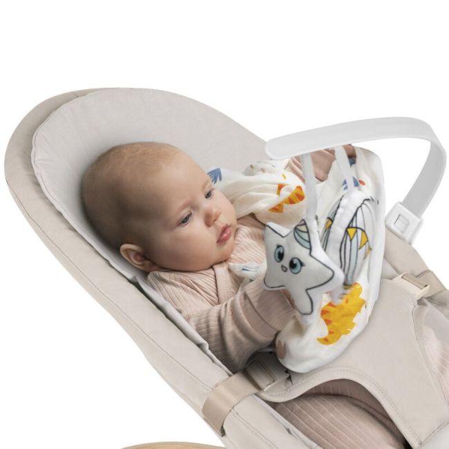 Fotoliu balansoar, Lionelo, Lilac, Cu arcada cu jucarii, Ergonomic, Reglare spatar in 3 pozitii, Pernuta moale invelita in tesatura de bambus, Pliabil, 0-6 luni, Bej BYNLO-LILAC_BEIGE_SAND