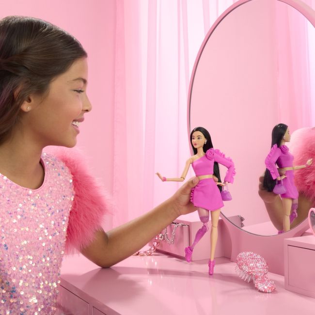 BARBIE DELUXE STYLE PAPUSA BARBIE BRUNETA CU PICIOR PROTETIC VIVMTHYV26