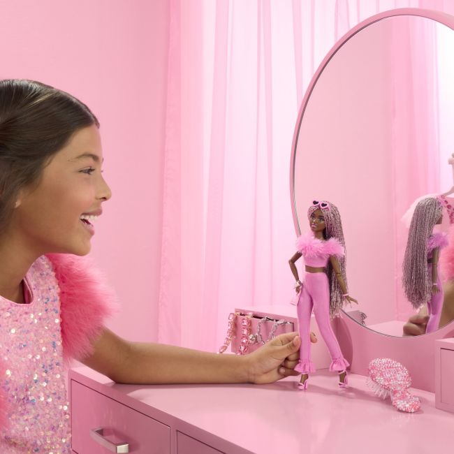 BARBIE DELUXE STYLE PAPUSA BARBIE CU SALOPETA ROZ SI PAR IMPLETIT VIVMTHYV28