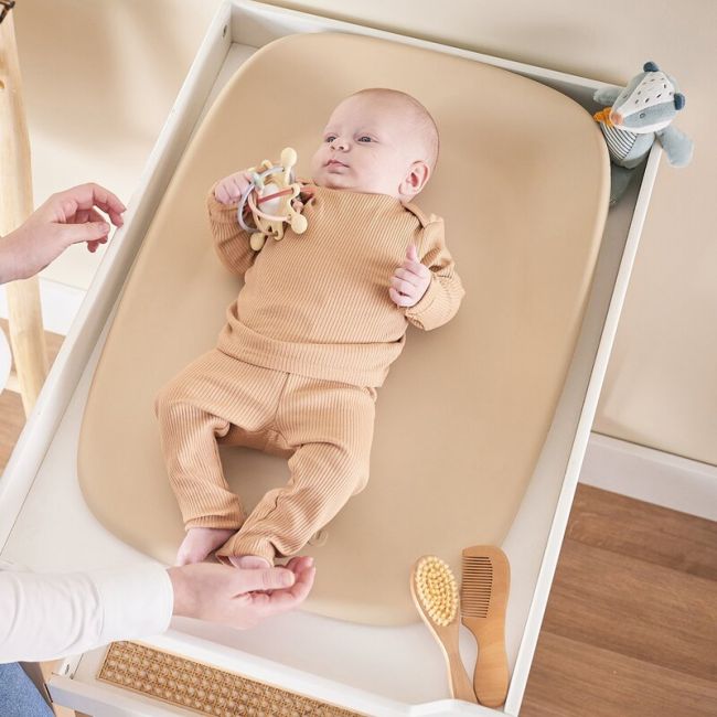 Saltea de infasat, Nattou, Softy, Moale, Utilizabil si fara husa, Design ergonomic, Spuma PU, 70x50x10 cm, Fara BPA, 0 luni+, Beige BYN145060