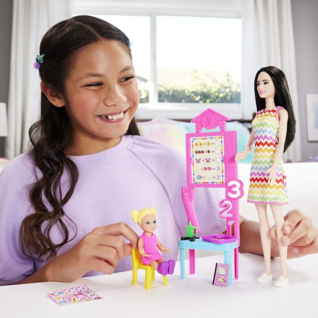 BARBIE SET DE JOACA PAPUSA BARBIE BRUNETA FACE CARIERA PROFESOARA VIVMTJCR71_JCR77