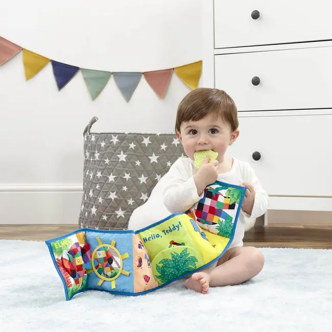 Jucarie - carte Elmer cu doua fete pentru dezvoltare senzoriala