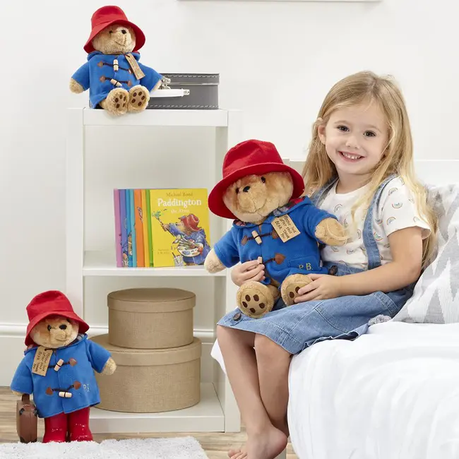 Jucarie de plus ursuletul Paddington cu haina albastra, asezat, 30 cm