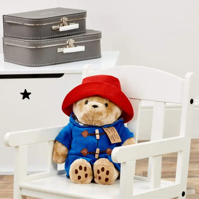 Jucarie de plus ursuletul Paddington cu haina albastra, asezat, 30 cm