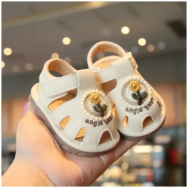 Sandalute ivoire cu piuitoare - floricica crosetata md2025su03-2-c