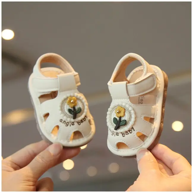 Sandalute ivoire cu piuitoare - floricica crosetata md2025su03-2-c