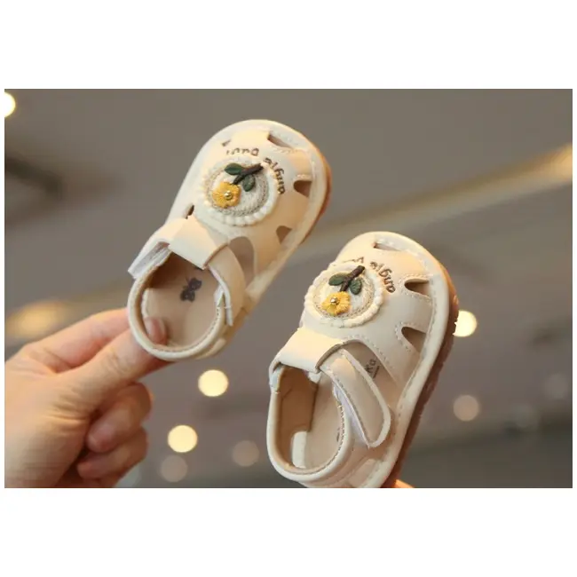 Sandalute ivoire cu piuitoare - floricica crosetata md2025su03-2-c