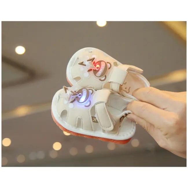 Sandalute ivoire cu piuitoare - ursulet cu led mb2025su09-2-sa46