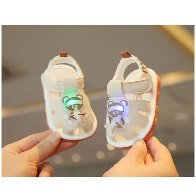 Sandalute ivoire cu piuitoare - ursulet cu led mb2025su09-2-sa46