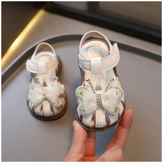 Sandale albe pentru fetite cu fluturas cu strasuri mb2025su50-1-de10