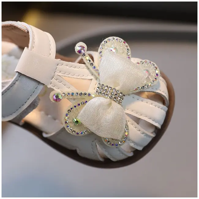 Sandale albe pentru fetite cu fluturas cu strasuri mb2025su50-1-de10