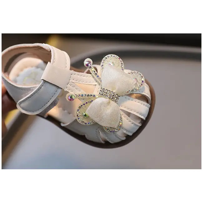 Sandale albe pentru fetite cu fluturas cu strasuri mb2025su50-1-de10