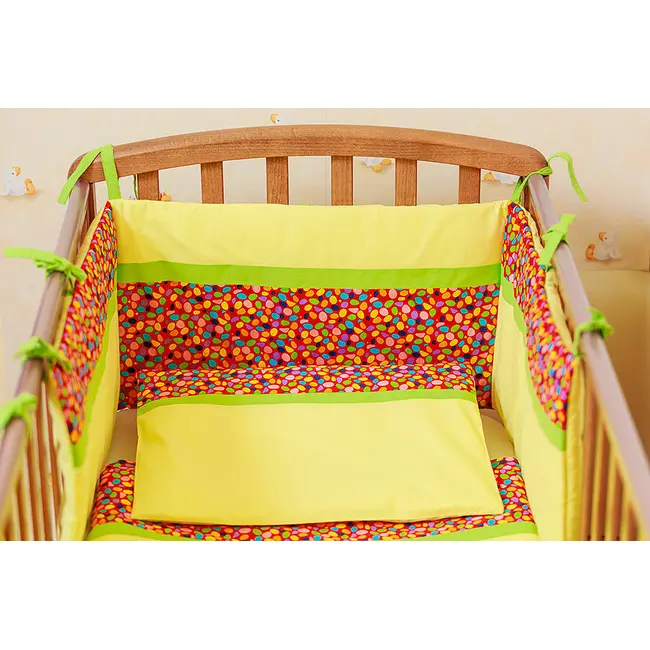 Protectie jumatate patut 60 x 120 cm Maruntei rosii cu banda verde fond galben KDE35NBMRG