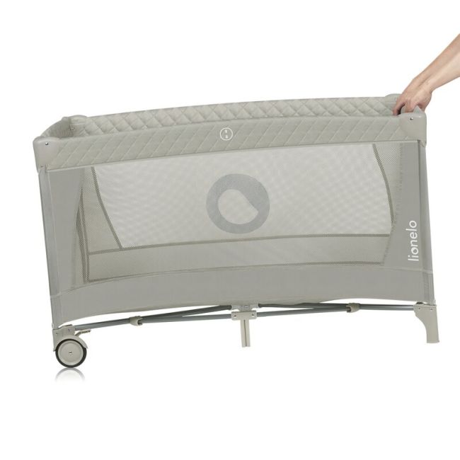 Patut pliant, Lionelo, Flower, Cu doua nivele, Cu arcada, Geanta transport, Masuta de infasat, Bara cu jucarii, Fereastra laterala, 120x60 cm, Conform cu standardele europeane de securitate EN 716 si EN12221, Cappuccino BYNLO-FLOWER_CAPPUCCINO