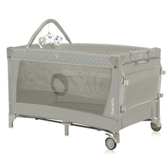 Patut pliant, Lionelo, Flower, Cu doua nivele, Cu arcada, Geanta transport, Masuta de infasat, Bara cu jucarii, Fereastra laterala, 120x60 cm, Conform cu standardele europeane de securitate EN 716 si EN12221, Cappuccino BYNLO-FLOWER_CAPPUCCINO