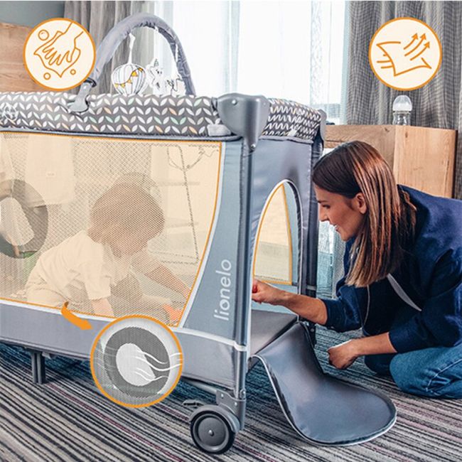 Patut pliant, Lionelo, Flower, Cu doua nivele, Cu arcada, Geanta transport, Masuta de infasat, Bara cu jucarii, Fereastra laterala, 120x60 cm, Conform cu standardele europeane de securitate EN 716 si EN12221, Cappuccino BYNLO-FLOWER_CAPPUCCINO