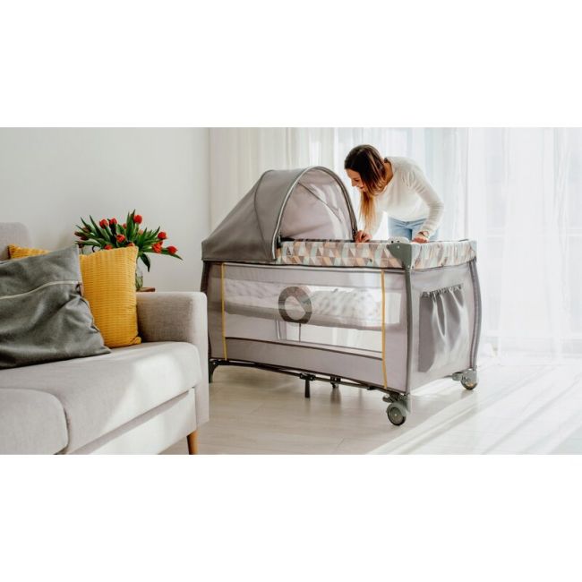 Patut pliant, Lionelo, Sven Plus, 120x60 cm, Cu doua nivele, Cu arcada jucarii, masuta de infasat, vibratii, melodii, conform cu standardele europeane de securitate EN716 si EN12221, Bej Latte BYNLO-SVEN_PLUS_BEIGE_LATTE