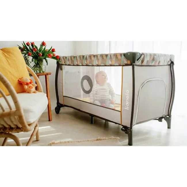 Patut pliant, Lionelo, Sven Plus, 120x60 cm, Cu doua nivele, Cu arcada jucarii, masuta de infasat, vibratii, melodii, conform cu standardele europeane de securitate EN716 si EN12221, Bej Latte BYNLO-SVEN_PLUS_BEIGE_LATTE