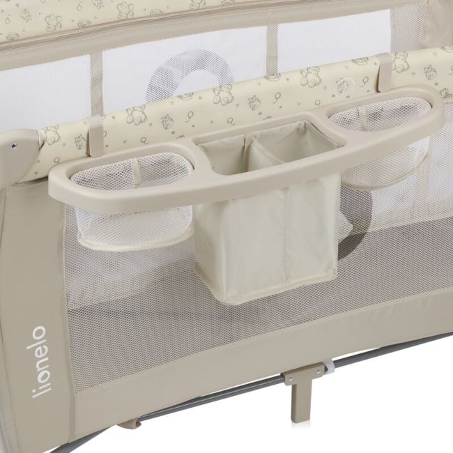 Patut pliant, Lionelo, Sven Plus, 120x60 cm, Cu doua nivele, Cu arcada jucarii, masuta de infasat, vibratii, melodii, conform cu standardele europeane de securitate EN716 si EN12221, Bej Latte BYNLO-SVEN_PLUS_BEIGE_LATTE