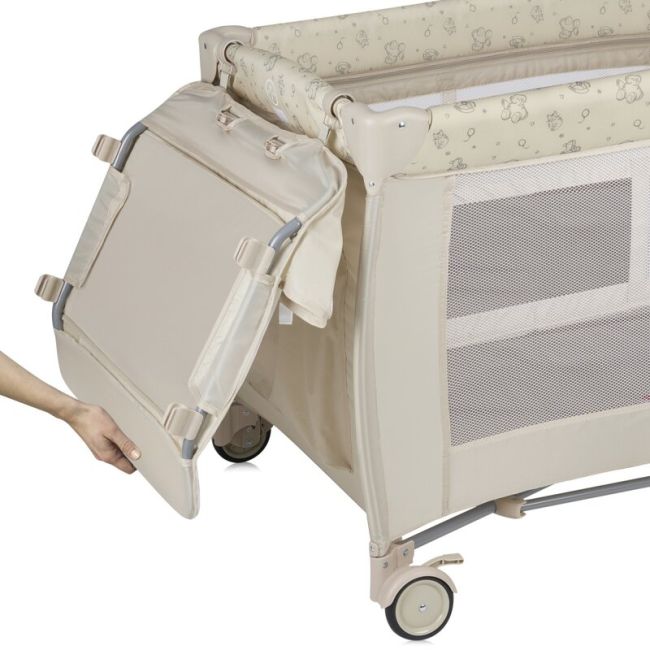 Patut pliant, Lionelo, Sven Plus, 120x60 cm, Cu doua nivele, Cu arcada jucarii, masuta de infasat, vibratii, melodii, conform cu standardele europeane de securitate EN716 si EN12221, Bej Latte BYNLO-SVEN_PLUS_BEIGE_LATTE