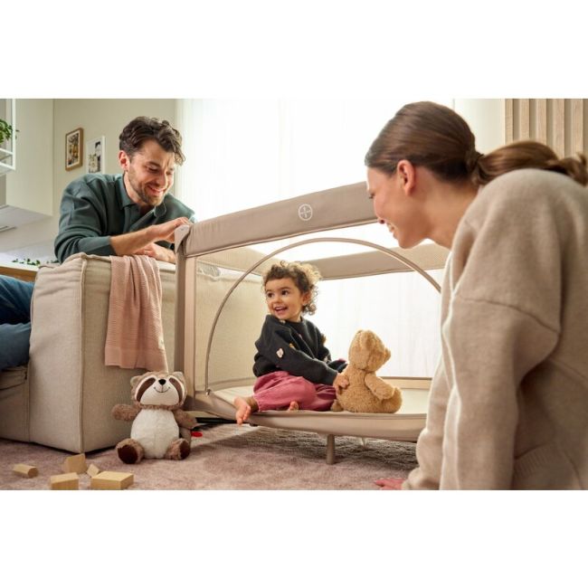 Patut pliant, Lionelo, Laura, 102 x 74 cm, Cu doua nivele, Functie de tarc, Cu roti, Include salteluta si geanta de transport, Pereti din plasa, Deschidere laterala, Pana la 15 kg, 0 luni +, Bej BYNLO-LAURA_BEIGE_SAND
