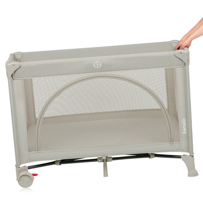 Patut pliant, Lionelo, Laura, 102 x 74 cm, Cu doua nivele, Functie de tarc, Cu roti, Include salteluta si geanta de transport, Pereti din plasa, Deschidere laterala, Pana la 15 kg, 0 luni +, Bej BYNLO-LAURA_BEIGE_SAND