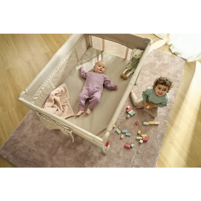 Patut pliant, Lionelo, Laura, 102 x 74 cm, Cu doua nivele, Functie de tarc, Cu roti, Include salteluta si geanta de transport, Pereti din plasa, Deschidere laterala, Pana la 15 kg, 0 luni +, Roz BYNLO-LAURA_PINK_NUDE