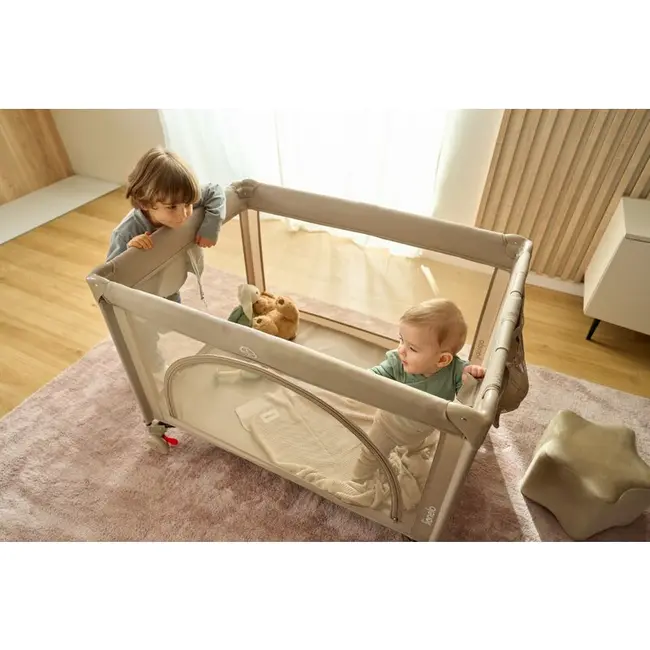 Patut pliant, Lionelo, Laura, 102 x 74 cm, Cu doua nivele, Functie de tarc, Cu roti, Include salteluta si geanta de transport, Pereti din plasa, Deschidere laterala, Pana la 15 kg, 0 luni +, Roz BYNLO-LAURA_PINK_NUDE