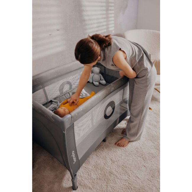  Patut pliant, Lionelo, Stefi Plus, Cu doua nivele, Cu intrare laterala cu fermoar, 2 roti, 120 x 60 cm, Conform cu standardul european de securitate EN 716, Verde Olive BYNLO-STEFI_PLUS_GREEN_OLIVE