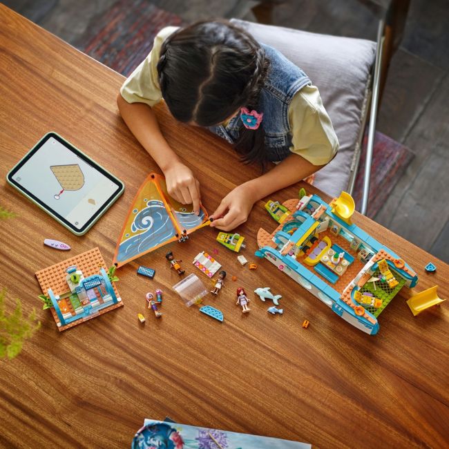 LEGO FRIENDS CALATORIA AVENTUROASA CU BARCA 42664 VIVLEGO42664