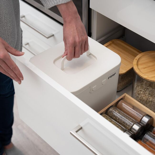 Cutie de depozitare cu sistem de siguranta pentru copii, pana la 24 de luni, Reer SafeContainer 83230