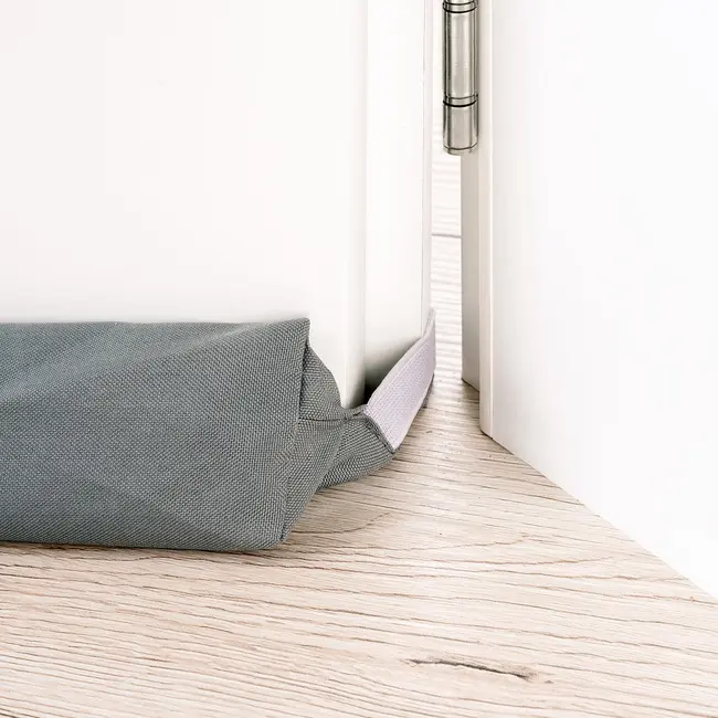 Protectie impotriva prinderii degetelor sub usa, opreste curentii de aer si izoleaza fonic, husa lavabila, 0-24 luni, gri, Reer 70121