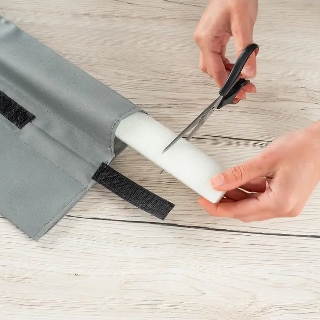 Protectie impotriva prinderii degetelor sub usa, opreste curentii de aer si izoleaza fonic, husa lavabila, 0-24 luni, gri, Reer 70121