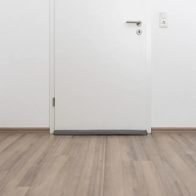 Protectie impotriva prinderii degetelor sub usa, opreste curentii de aer si izoleaza fonic, husa lavabila, 0-24 luni, gri, Reer 70121