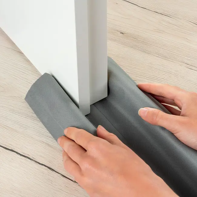 Protectie impotriva prinderii degetelor sub usa, opreste curentii de aer si izoleaza fonic, husa lavabila, 0-24 luni, gri, Reer 70121