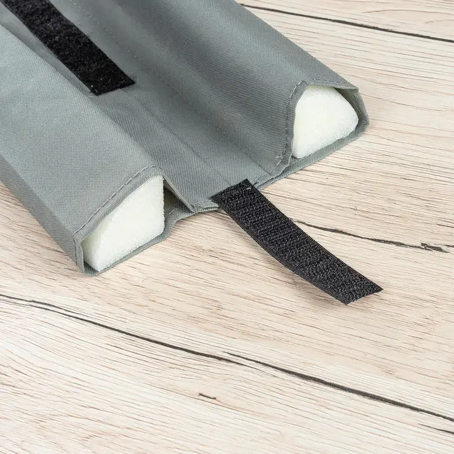 Protectie impotriva prinderii degetelor sub usa, opreste curentii de aer si izoleaza fonic, husa lavabila, 0-24 luni, gri, Reer 70121