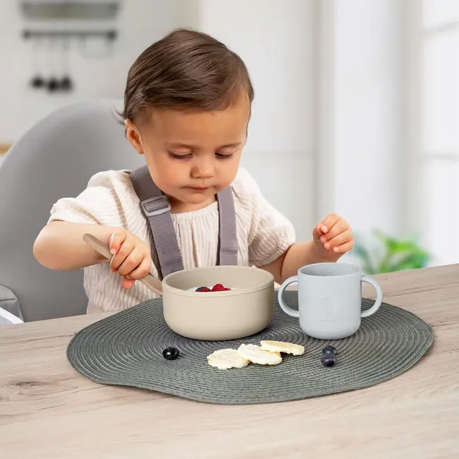 Set 4 piese vesela din silicon pentru mancarea copiilor (farfurie, castron, canuta, lingurita), fara BPA, lavabile in masina de spalat vase, de la 6 luni, bej, Reer 25100
