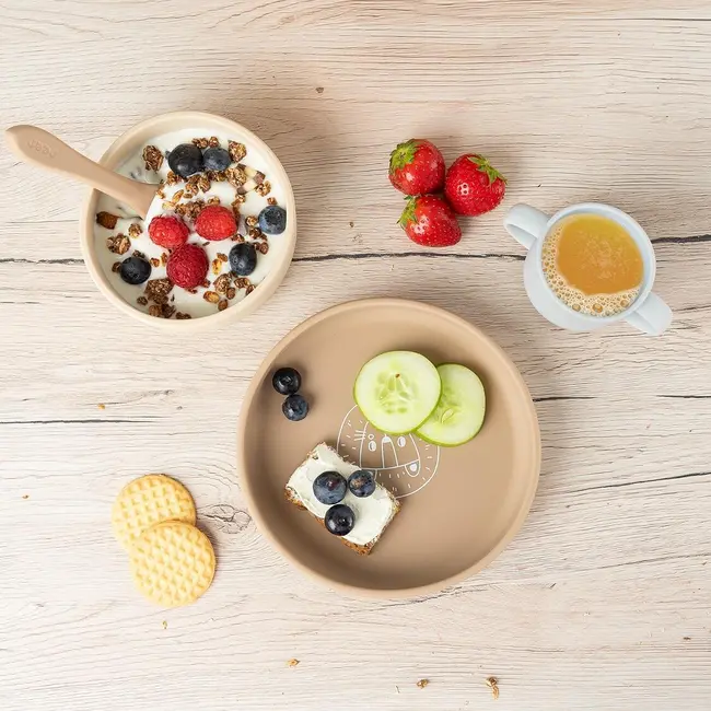 Set 4 piese vesela din silicon pentru mancarea copiilor (farfurie, castron, canuta, lingurita), fara BPA, lavabile in masina de spalat vase, de la 6 luni, bej, Reer 25100