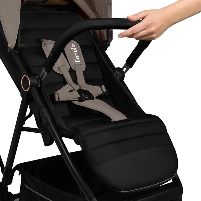 Carucior sport, Lionelo, Mira, Maner reglabil in 5 pozitii, Spatar si suport de picioare reglabile, Plasa de tantari si suport biberon incluse, Pana la 22 kg, 6 luni+, Conform cu EN1888-1, EN1888-2, Testare SGS, Bej BYNLO-MIRA_BEIGE_SAND